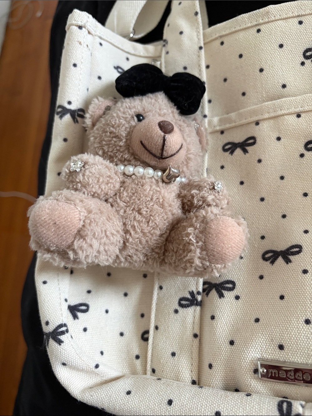 Madden girl. Cream Bow-Print Canvas Tote Bag with Bear Charm. - Picture 12 of 15